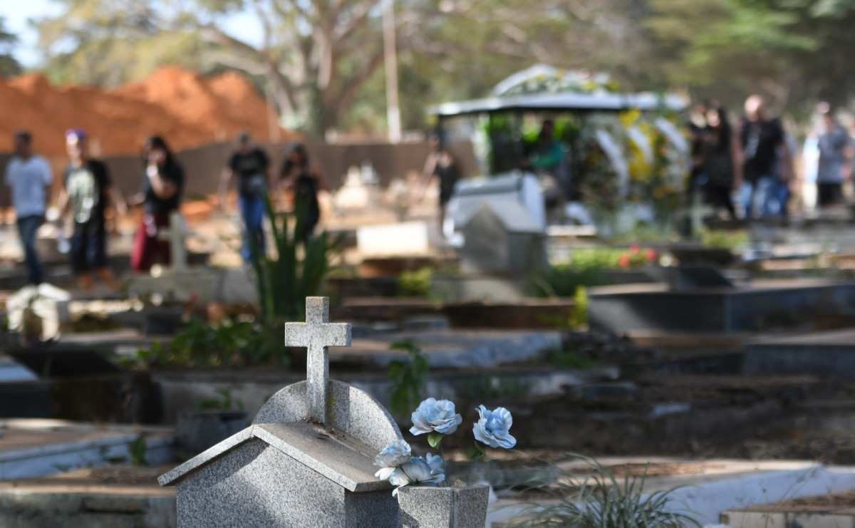 Mulher que morreu em acidente na Rodoviária é enterrada. 