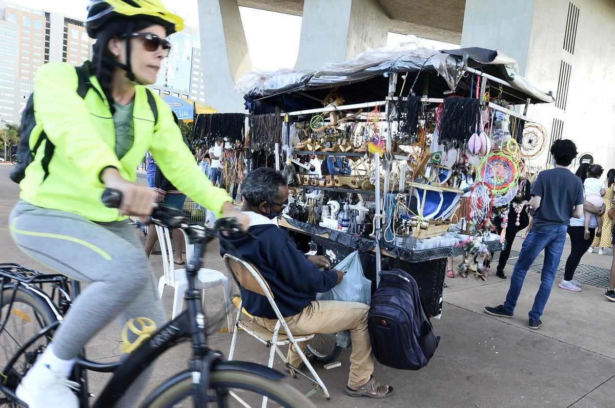 Número de brasileiros com empregos informais bate recorde histórico 