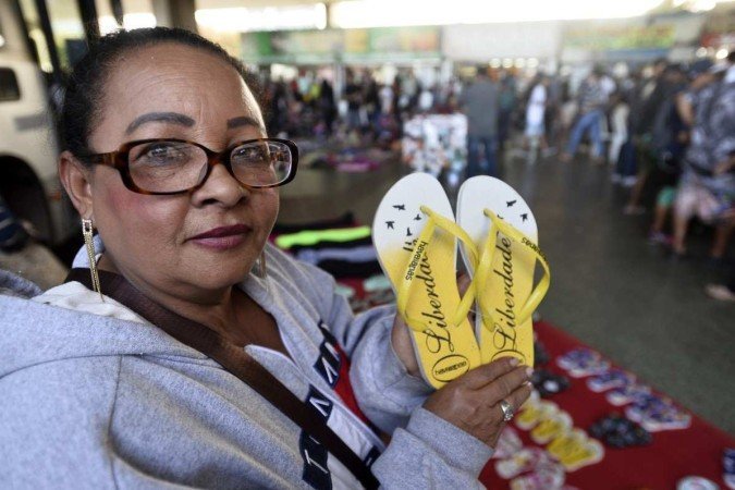 Iratânia vende sandálias e sonha com retorno à cidade natal, no Pará