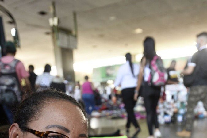 Iratânia vende sandálias e sonha em voltar para sua cidade natal, no Pará