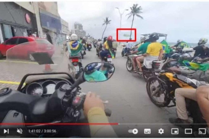 É montagem foto que mostra Bolsonaro passando de moto sob uma faixa 