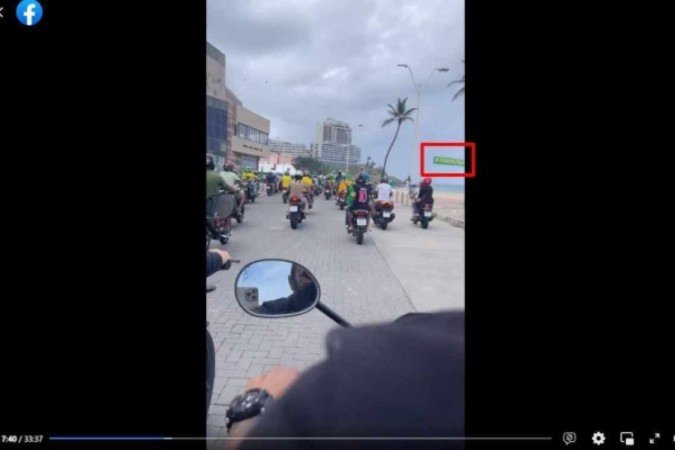 É montagem foto que mostra Bolsonaro passando de moto sob uma faixa 