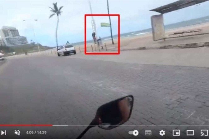 É montagem foto que mostra Bolsonaro passando de moto sob uma faixa 