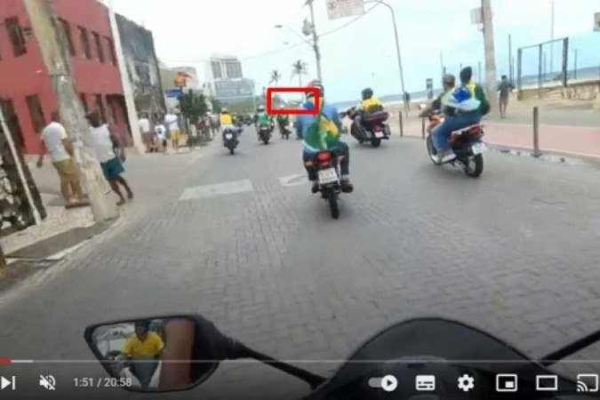 É montagem foto que mostra Bolsonaro passando de moto sob uma faixa 