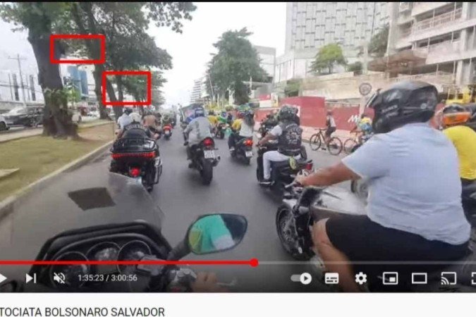 É montagem foto que mostra Bolsonaro passando de moto sob uma faixa 