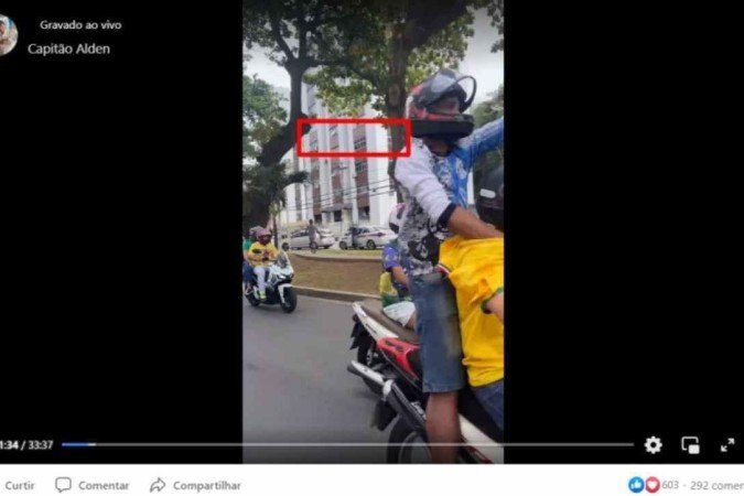 É montagem foto que mostra Bolsonaro passando de moto sob uma faixa 
