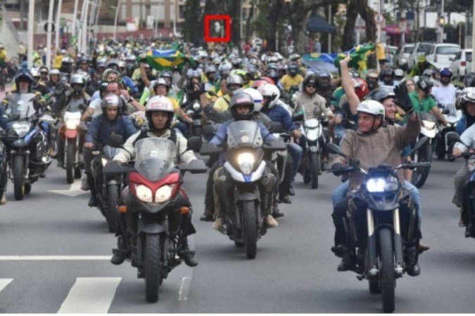 É montagem foto que mostra Bolsonaro passando de moto sob uma faixa 