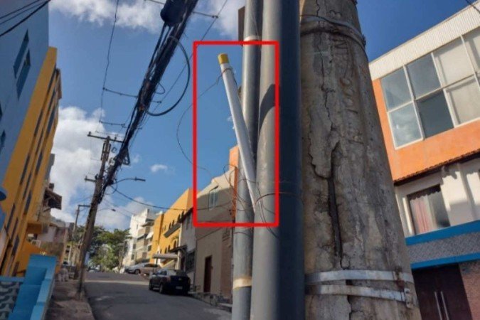 É montagem foto que mostra Bolsonaro passando de moto sob uma faixa 