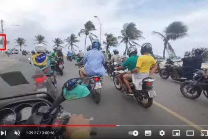 É montagem foto que mostra Bolsonaro passando de moto sob uma faixa 