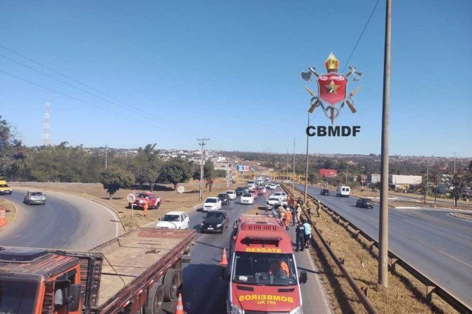 O trânsito ficou lento nos arredores do engavetamento, que aconteceu na manhã desta sexta (8/7) - (crédito: CBMDF/Divulgação) O trânsito ficou lento nos arredores do engavetamento, que aconteceu na manhã desta sexta (8/7) - (crédito: CBMDF/Divulgação)