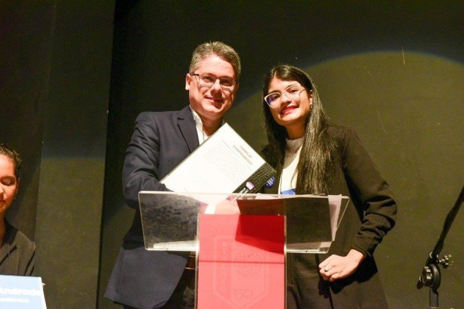 Com o  termo de compromisso, assinado pelos candidatos, as propostas dos alunos são analisadas como potenciais políticas públicas