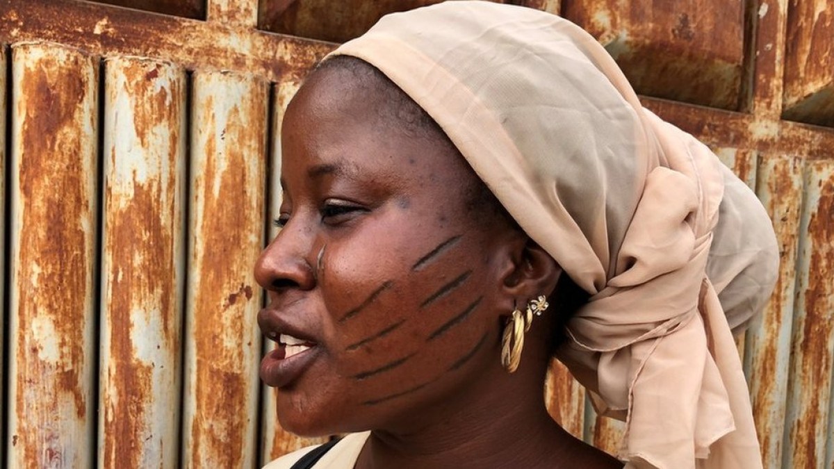 As populares cicatrizes faciais de crianças que foram proibidas na Nigéria