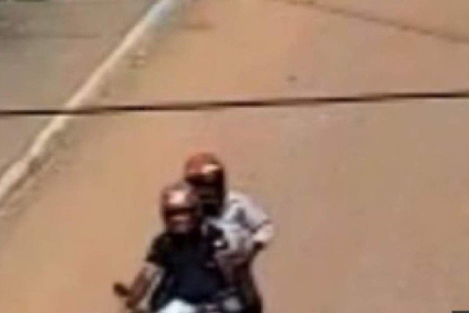 Imagem mostra José e Reginaldo em uma moto