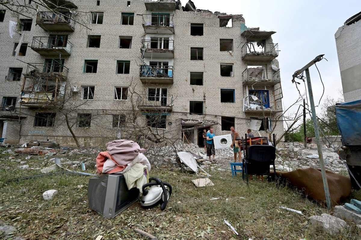 Bombardeio contra prédio residencial deixa 15 mortos na Ucrânia