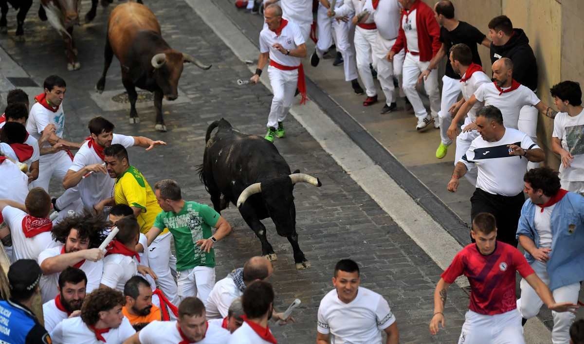 Três pessoas são chifradas no quinto confinamento de touros de Pamplona