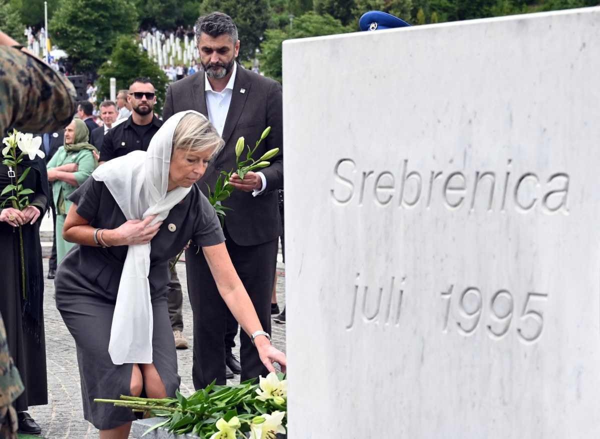 50 mortos do genocídio de Srebrenica são enterrados após 27 anos
