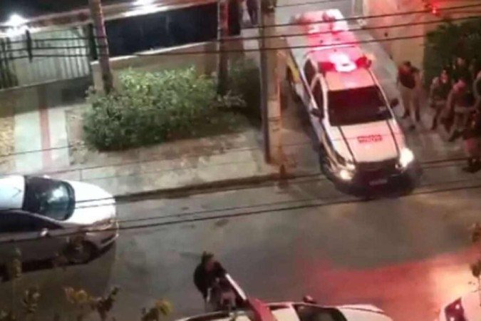 Jovem agride o companheiro da mãe no bairro Planalto, em BH - (crédito: Reprodução / Redes Sociais) Jovem agride o companheiro da mãe no bairro Planalto, em BH - (crédito: Reprodução / Redes Sociais)