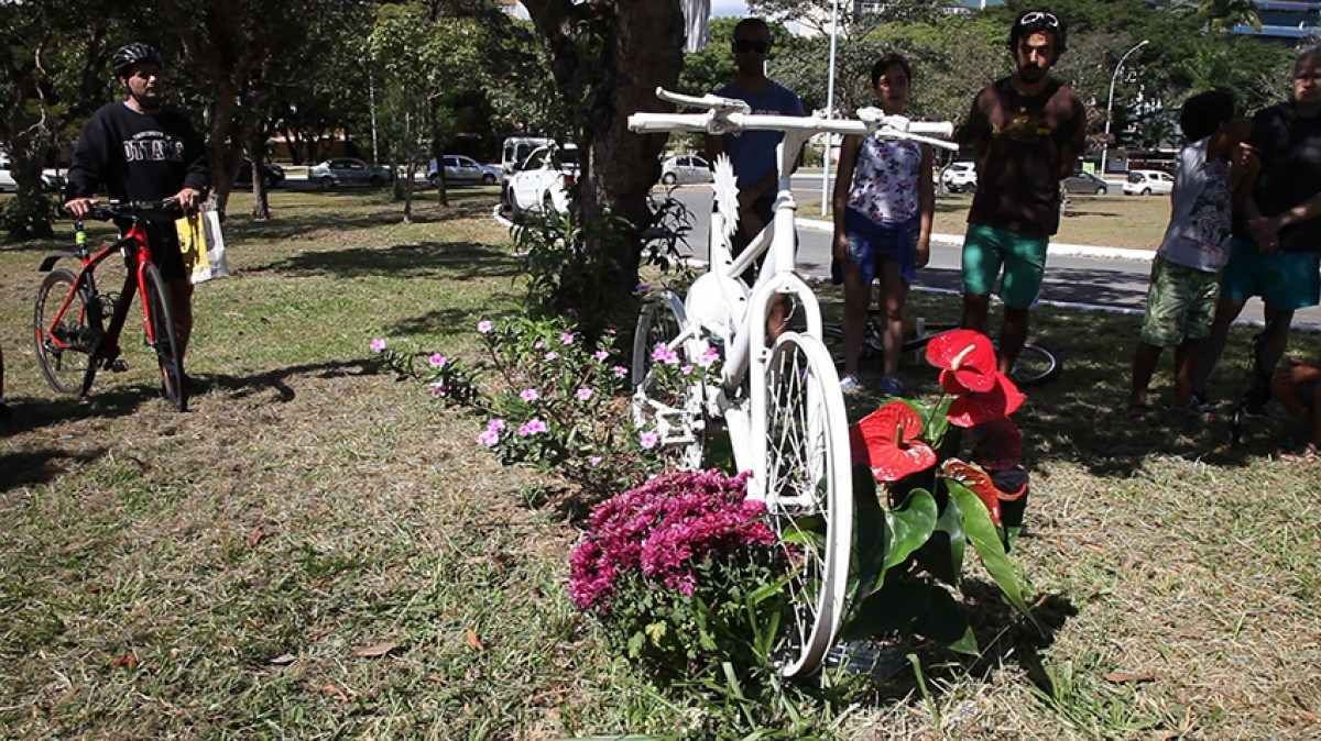 Cena do filme Lulu  vai de bike, tributo ao ciclista brasiliense  Pedro Davidson 