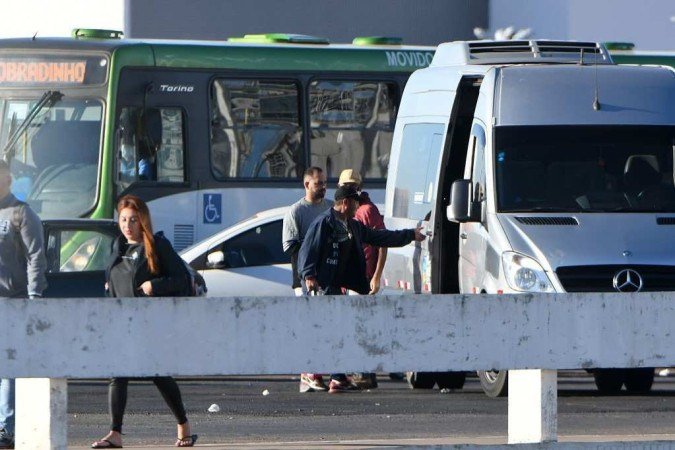  12/07/2022. Crédito: Ed Alves/CB/D.A Press. Brasil. Brasília - DF. Cidades. Transporte Pirata - Rodoviaria do Plano Piloto. 