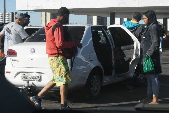 Transportes clandestinos circulam lotados de passageiros