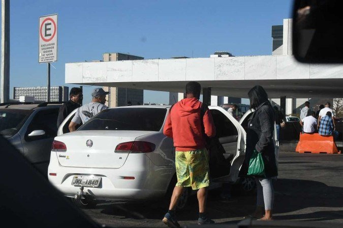  12/07/2022. Crédito: Ed Alves/CB/D.A Press. Brasil. Brasília - DF. Cidades. Transporte Pirata - Rodoviaria do Plano Piloto. 