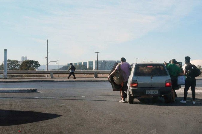  12/07/2022. Crédito: Ed Alves/CB/D.A Press. Brasil. Brasília - DF. Cidades. Transporte Pirata - Rodoviaria do Plano Piloto. 