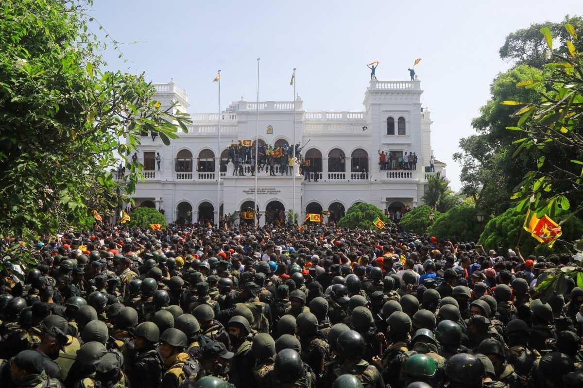 Manifestantes invadem gabinete após fuga do presidente no Sri Lanka 