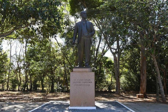 A estátua de JK simboliza o desbravamento do cerrado e o começo de Brasília
