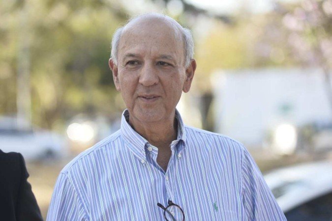  13/07/2022. Crédito: Minervino Júnior/CB/D.A Press. Brasil.  Brasília - DF. Cidades. Familiares e amigos durante velório do colunista social, radialista e apresentador, João Gilberto Amaral Soares, na Capela 10 do cemitério Campo da Esperança. Na foto, o ex-governador do DF, José Roberto Arruda.+