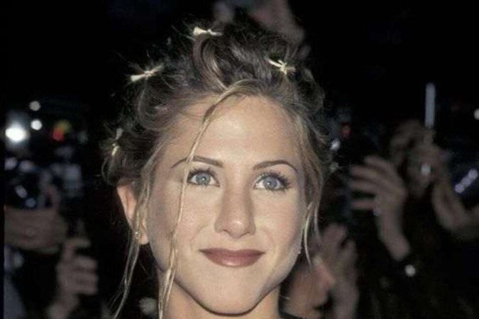 Rachel Green só não é mais icônica que a própria Jennifer Aniston. Sua maquiagem, cabelo e estilo marcaram toda uma época 
e continuam sendo referência 