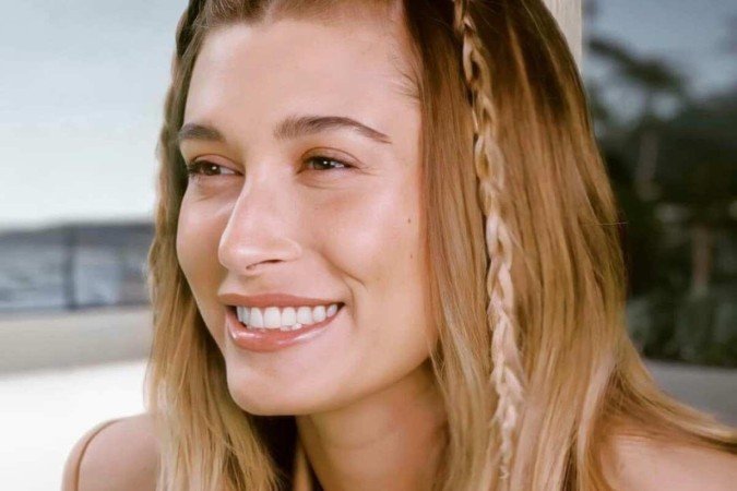 A super modelo referência da Geração, Hailey Bieber está entre o time de famosas que revive as tendências Y2K