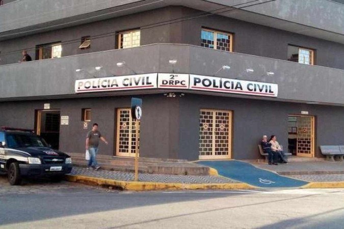 Mulher que confessou ter matado o marido foi levada para a Delegacia de Polícia de Itajubá e depois para a Cadeia de Santa Rita do Sapucaí - (crédito: Itajubá Notícias/Reprodução) Mulher que confessou ter matado o marido foi levada para a Delegacia de Polícia de Itajubá e depois para a Cadeia de Santa Rita do Sapucaí - (crédito: Itajubá Notícias/Reprodução)