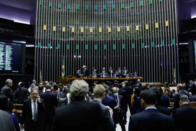 Apesar das tentativas da oposição adiar a votação, retirar o estado de emergência do texto e tornar permanente o aumento no Auxílio Brasil, o texto foi aprovado sem alterações -  (crédito: Elaine Menke/Câmara dos Deputados)