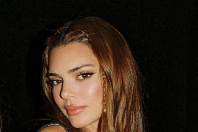 Kendall Jenner com as sobrancelhas expressivamente mais finas e com trancinhas emoldurando o rosto