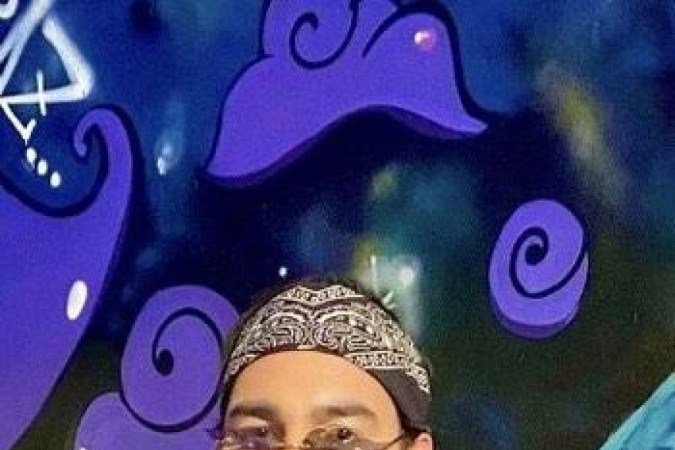 Layon Marques é entusiasta da estética clubkid, que atravessou os anos 1990 como contraponto ao grunge 
e ao minimalismo