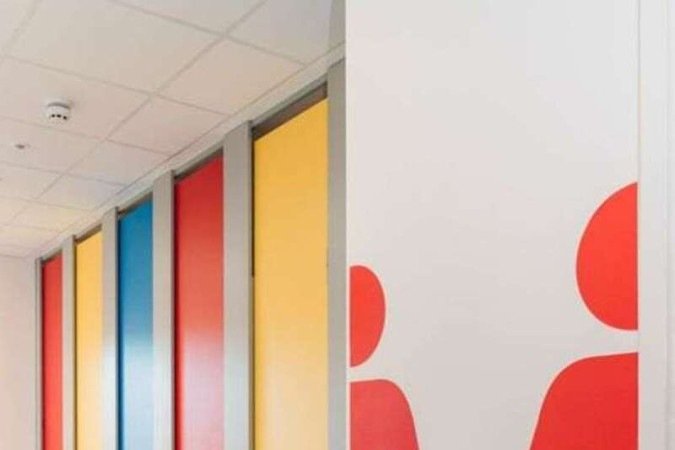 Portas coloridas e fugindo do antiquado azul para meninos e rosa para meninas
