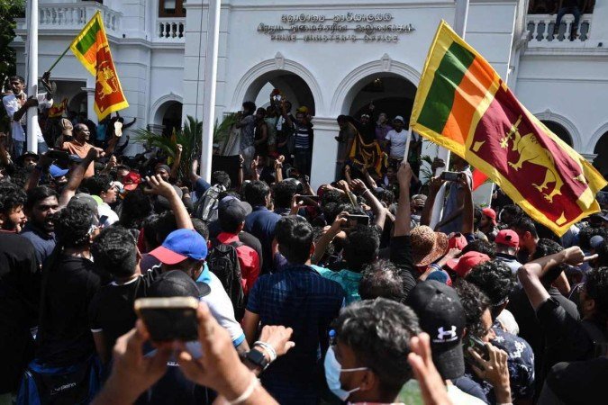 O Sri Lanka atravessa uma grave crise econômica. As reservas de combustível do país estão quase esgotadas e o governo deu uma ordem para o fechamento das istrações não essenciais - (crédito: Arun SANKAR / AFP) O Sri Lanka atravessa uma grave crise econômica. As reservas de combustível do país estão quase esgotadas e o governo deu uma ordem para o fechamento das istrações não essenciais - (crédito: Arun SANKAR / AFP)