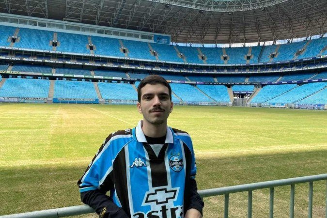 Tomás comemora aprovação com familiares e amigos. 