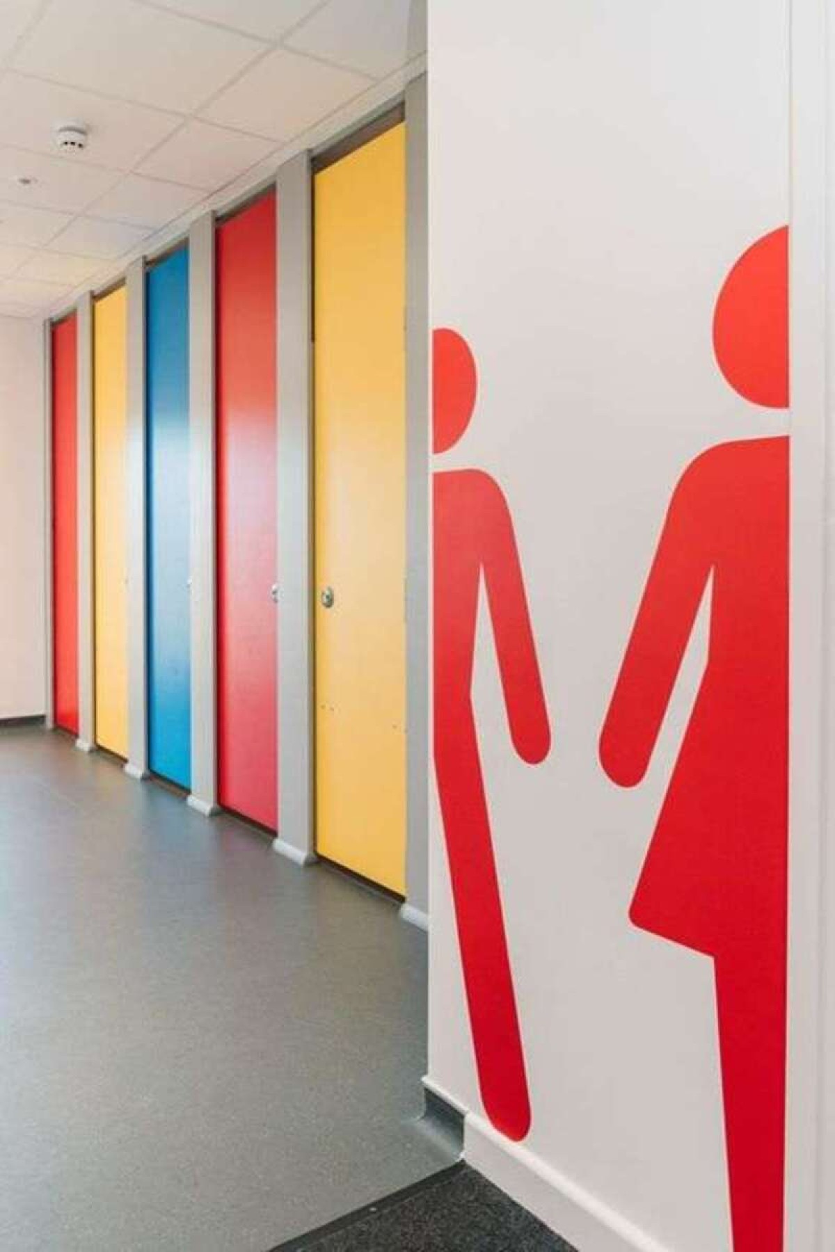 Portas coloridas e fugindo do antiquado azul para meninos e rosa para meninas 