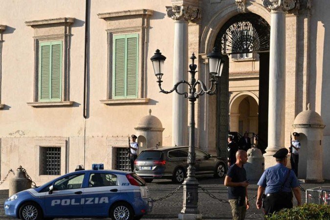 Carro com o primeiro-ministro italiano Mario Draghi chega ao Palácio do Quirinale, em Roma -  (crédito: Andreas SOLARO / AFP)