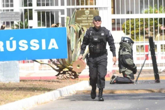Esquadrão antibomba da Polícia Militar do DF desativa artefato na Embaixada da Rússia - (crédito: Ed Alves/CB/D.A.Press) Esquadrão antibomba da Polícia Militar do DF desativa artefato na Embaixada da Rússia - (crédito: Ed Alves/CB/D.A.Press)