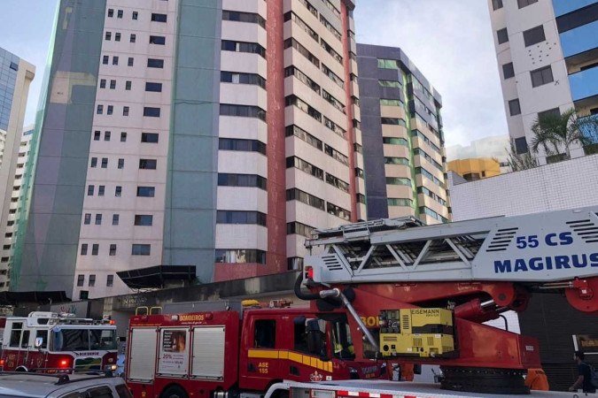 Incêndio em prédio de Águas Claras, entre as ruas 7 e 8, assusta moradores - (crédito: Michel Medeiros/Divulgação) Incêndio em prédio de Águas Claras, entre as ruas 7 e 8, assusta moradores - (crédito: Michel Medeiros/Divulgação)