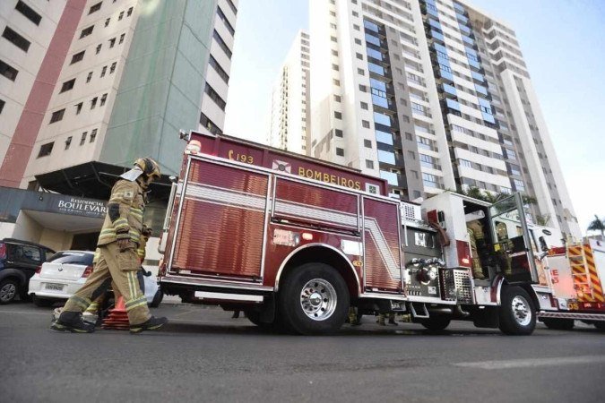 Corpo de Bombeiros combate incêndio no residencial Boulevard, em Águas Claras - (crédito: Minervino Júnior/CB/D.A.Press) Corpo de Bombeiros combate incêndio no residencial Boulevard, em Águas Claras - (crédito: Minervino Júnior/CB/D.A.Press)