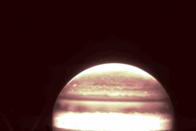 Júpiter e a lua Europa, à esquerda, vistos por meio do filtro 2,12 mícrons do instrumento NIRCam de Webb