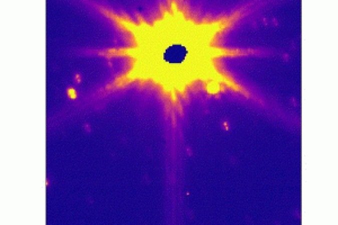 O asteroide 6481 Tenzing, no centro, foi captado por Webb com precisão