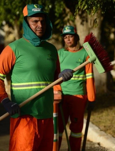 Os garis Bruna da Silva Martins e Carlos Eduardo de Araújo: expectativa de melhores dias, com o devido respeito e consideração à categoria Os garis Bruna da Silva Martins e Carlos Eduardo de Araújo: expectativa de melhores dias, com o devido respeito e consideração à categoria
