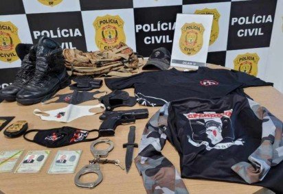 Material apreendido no endereço do homem que se passava por PM -  (crédito: PCDF/Divulgação)