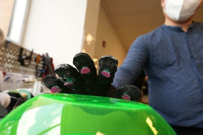 A Octa-glove tem ventosas com hastes de borracha e sensores ópticos de proximidade: testes com resultados promissores - (crédito: Photo by Alex Parrish for Virginia Tech) A Octa-glove tem ventosas com hastes de borracha e sensores ópticos de proximidade: testes com resultados promissores - (crédito: Photo by Alex Parrish for Virginia Tech)