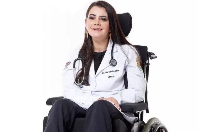 Elaine é a primeira brasileira com tetraparesia a se formar em Medicina - Elaine é a primeira brasileira com tetraparesia a se formar em Medicina -