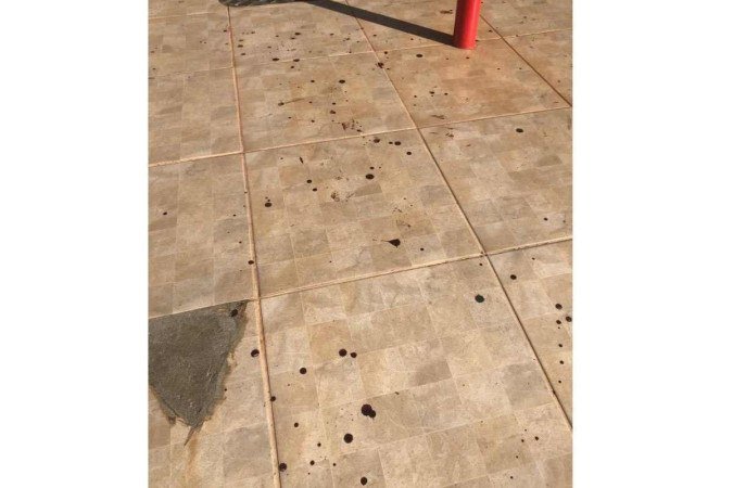Pelo chão, pingos de sangue denunciavam a passagem do autor do crime